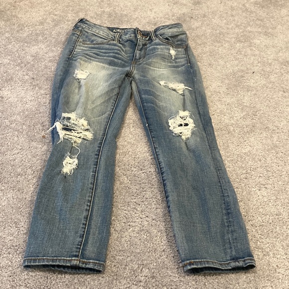 American Eagle Outfitters Denim - American Eagle High-Rise cropped distressed jegging style jeans 👖 size 4